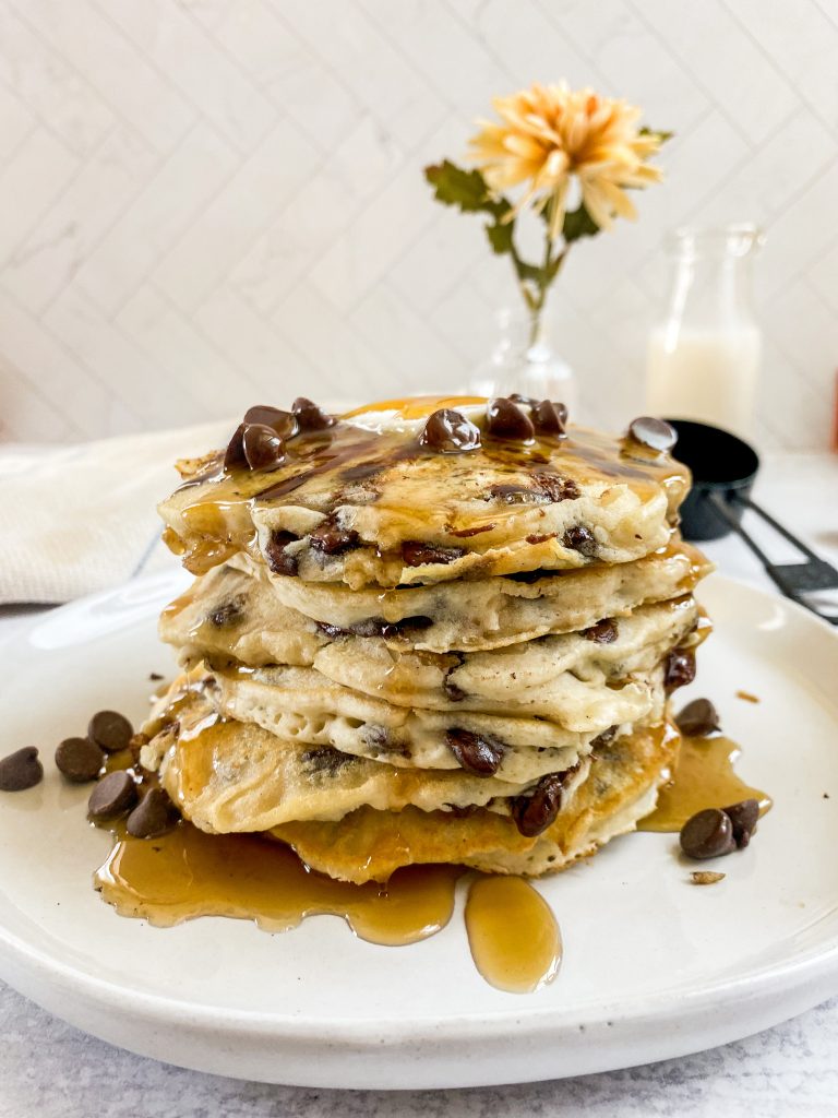 Fluffy-vegan-chocolate-chip-pancakes