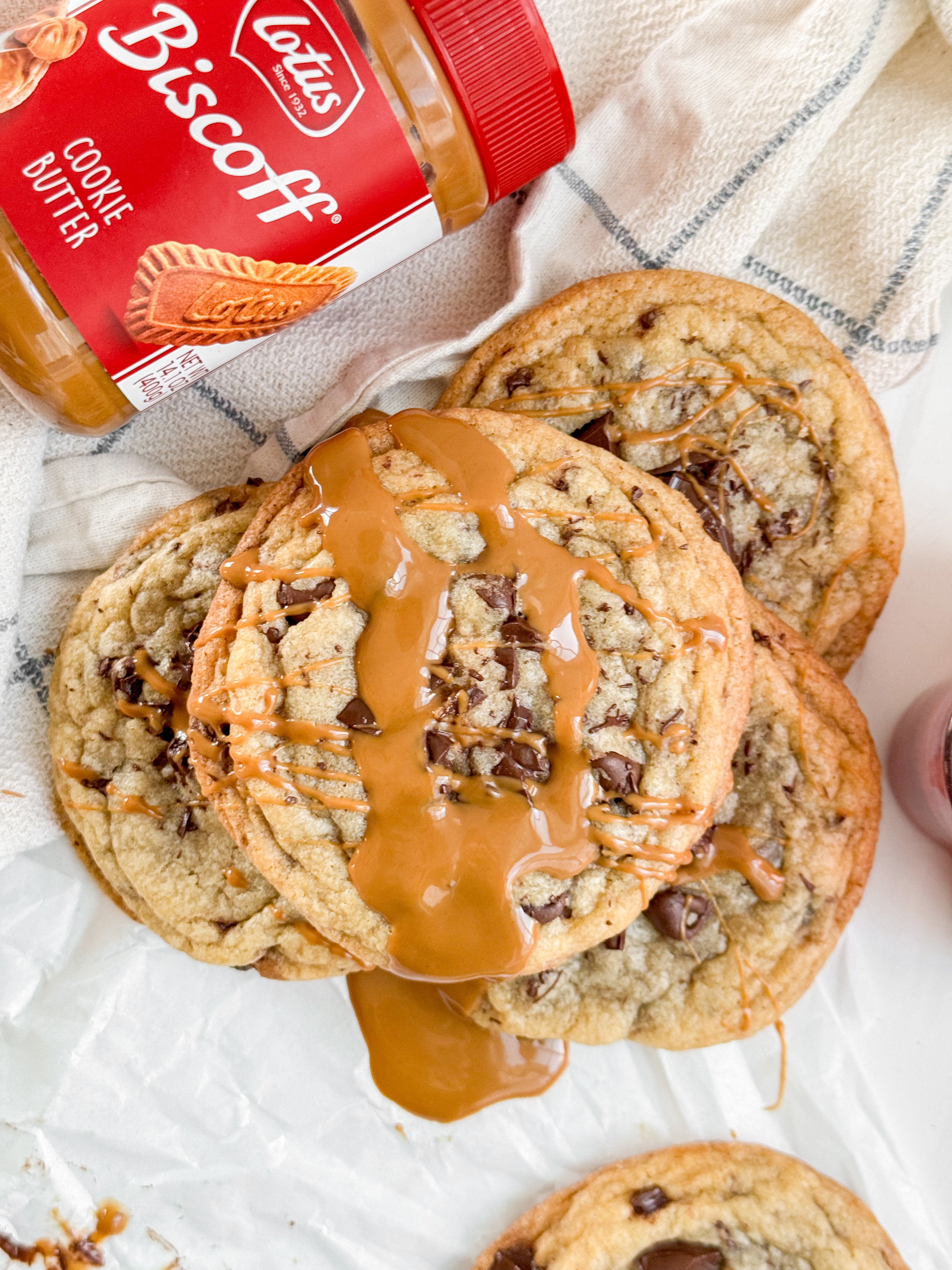 Biscoff-Stuffed-chocolate-chip-cookie