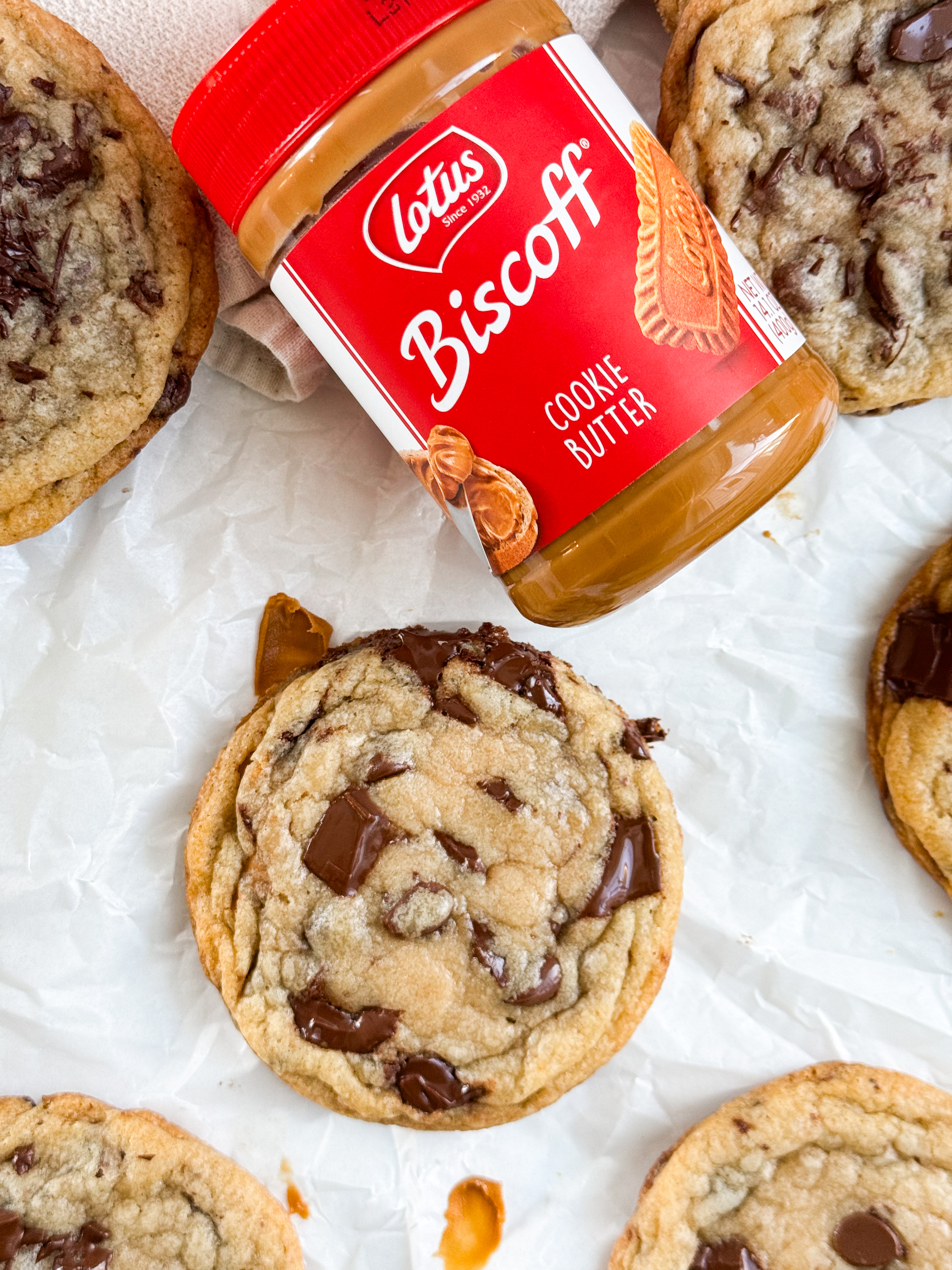 Biscoff-Stuffed-chocolate-chip-cookie